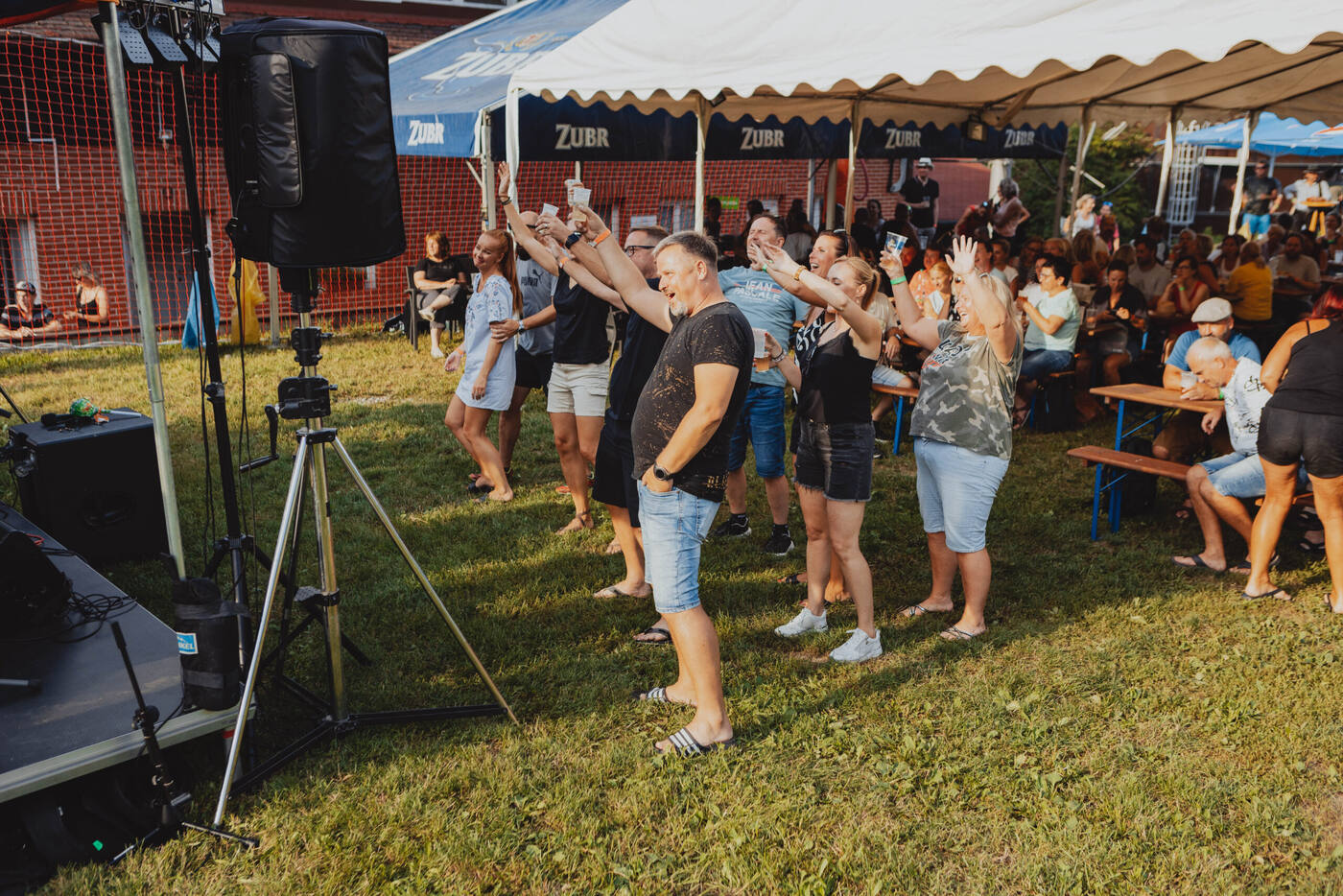 Hudební program s DJ pod širým nebem