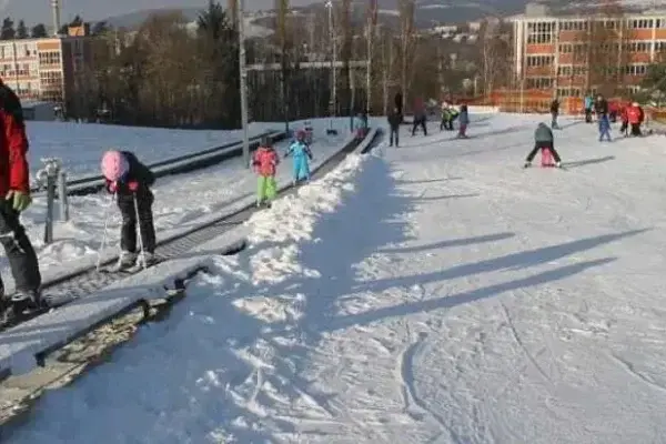 Děti na sjezdovce u dětského pásu