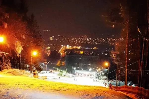Večerní lyžování na osvětlené sjezdovce nad Zlínem